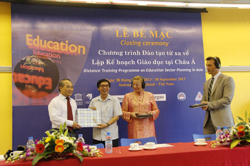 Lễ Bế mạc khóa học từ xa về Lập kế hoạch ngành giáo dục