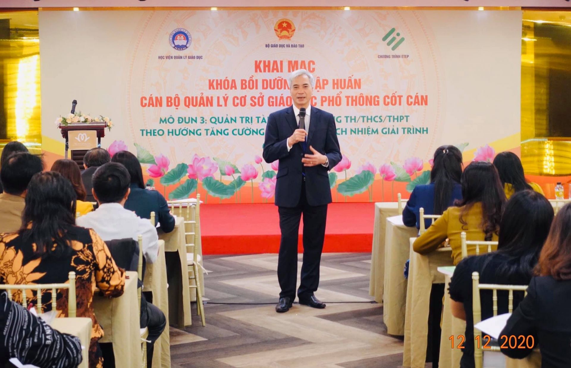 PGS.TS Trần Hữu Hoan, Phó Giám đốc Học viện Quản lý giáo dục triển khai tới các học viên Hệ thống học tập trực tuyến LMS