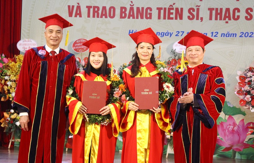 Học viện Quản lý giáo dục trao bằng tiến sĩ, thạc sĩ năm 2022